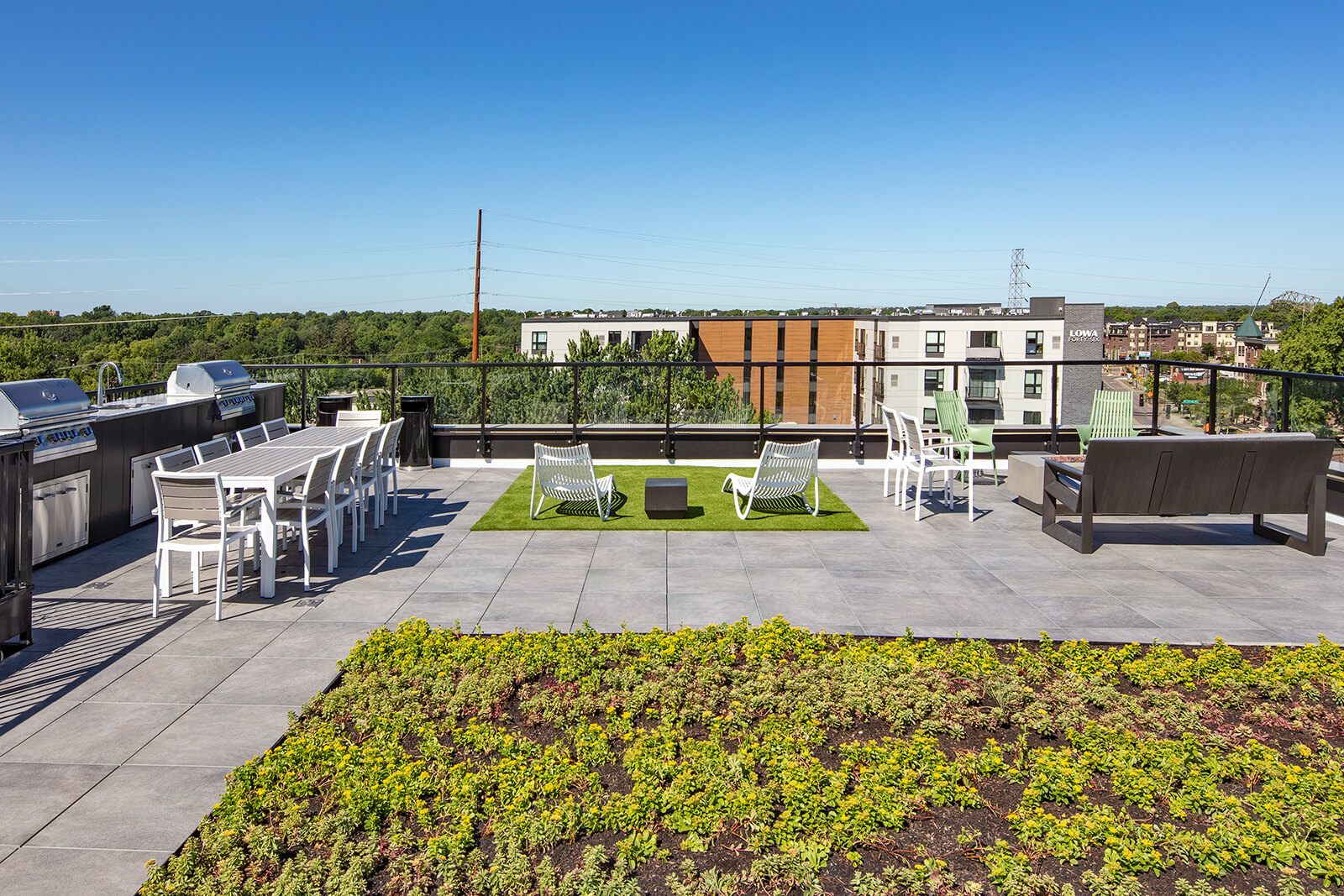 the wakpada minneapolis apartments rooftop with seating, barbecuing, lounging and a fantastic view